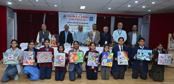 पेंटिंग्स में सड़क सुरक्षा का संदेश देने वाले बच्चों को बांटे पुरस्कार पेंटिंग्स में सड़क सुरक्षा का संदेश देने वाले बच्चों को बांटे पुरस्कार