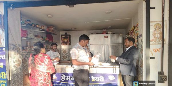 धमतरी : बस स्टैंड क्षेत्र में खाद्य पदार्थों की सघन जांच, अमानक मिठाइयां नष्ट