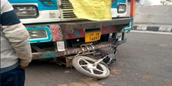 लखनऊ में ट्रक की टक्कर से राजमिस्त्री की मौत