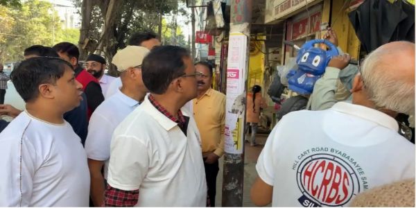 व्यवसायी समिति ने हिलकार्ट रोड पर चलाया फुटपाथ अतिक्रमण मुक्त अभियान