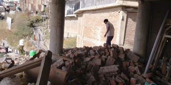 संजौली मस्जिद की ऊपरी मंजिल गिराने का काम जारी