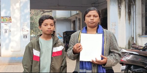 कैंसर पीड़ित विधवा आदिवासी महिला ने लगाया घर पर अवैध कब्जे का आरोप