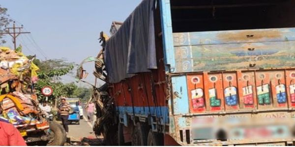 राज्य सड़क पर दो ट्रकों की आमने-सामने टक्कर, दो की मौत, दो घायल