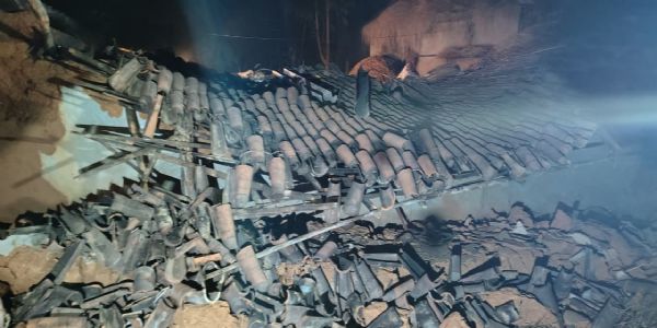 धनबाद के टुंडी में जंगली हाथियों का तांडव, घर क्षतिग्रस्त, धान की फसल की नष्ट, परिवार बाल-बाल बचा