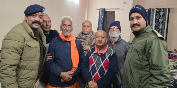 वृद्धाश्रम पहुंचकर पुलिस ने जाना बुजुर्गों का हाल