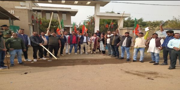 प्रदर्शन के दौरान कांग्रेस और भाजपा कार्यकर्ताओं में बनी तनातनी की स्थिति