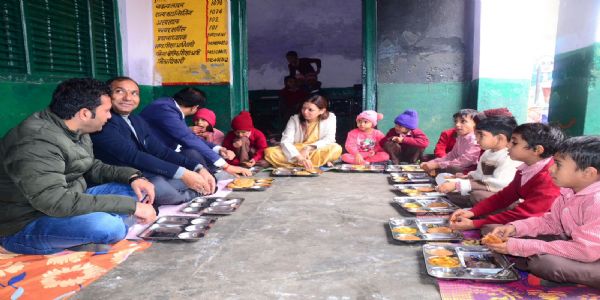 डीएम बागपत ने बच्चों संग जमीन पर बैठक कर किया भोजन