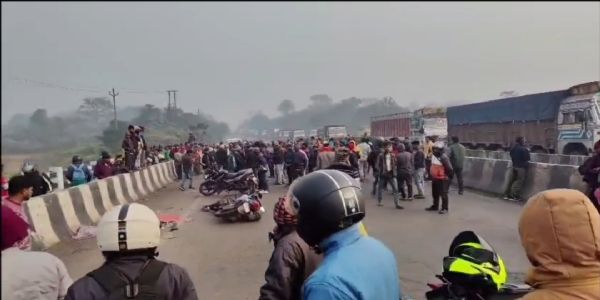 धनबाद में बालू तस्कर ने बाइक सवार को रौंदा, पिता की मौत, बेटी बाल-बाल बची