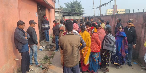 रिश्तेदार का इलाज कराकर लौट रहे तीन लोगों काे ट्रक ने कुचला, एक की मौत