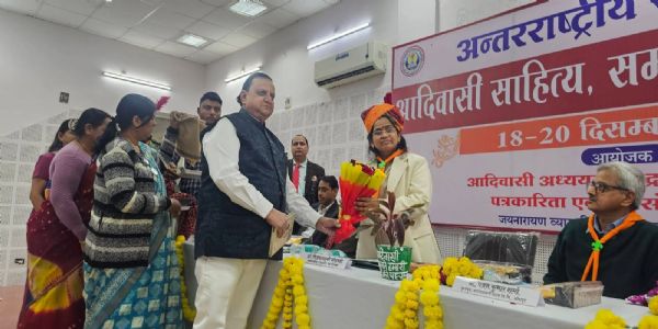 जेएनवीयू : आदिवासी साहित्य, समाज और संस्कृति विषय चर्चा, राष्ट्रपति की सलाहकार मोहंती को भेंट की पुस्तक