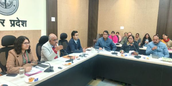 आंगनबाड़ी भवन निर्माण में देरी पर डीएम सख्त, डीसी मनरेगा से स्पष्टीकरण