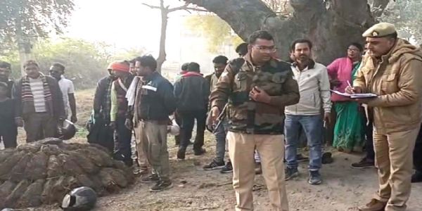 अनियंत्रित पिकअप की टक्कर लगने से बाइक सवार पति-पत्नी और पुत्र की मौत