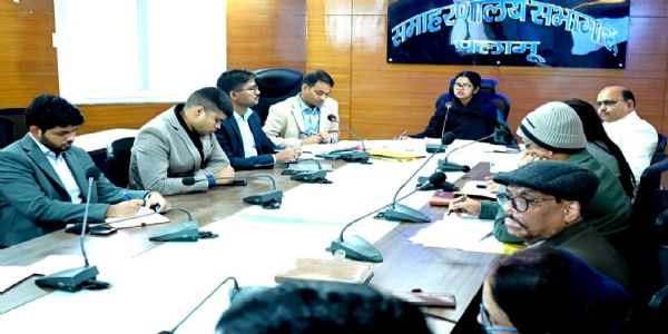 डीसी ने अबुआ आवास योजना की किस्‍त के गैप को दूर करने का दिया निर्देश