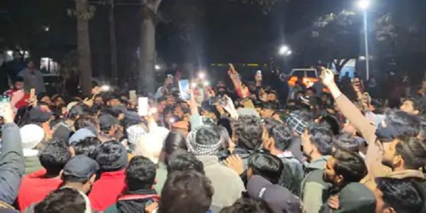 रतलामः रिटायर्ड टीचर पर कुरान शरीफ जलाने का आरोप, मुस्लिम समुदाय ने थाना घेरा