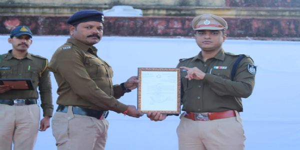 मंदसौरः एसपी ने उत्कृष्ट कार्य करने वाले अधिकारी-कर्मचारियों को किया प्रशस्ति पत्र से सम्मानित