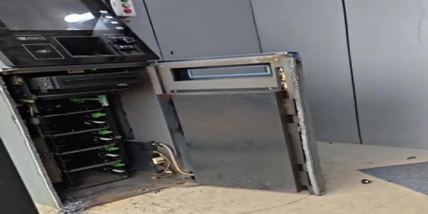 एटीएम मशीन काट कर 23.52 लाख की चोरी