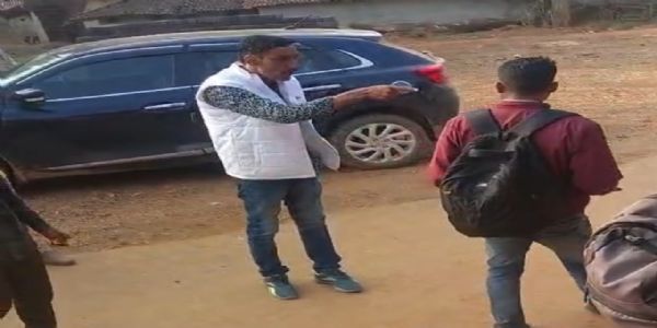 अंबिकापुर : लाइन सुधार के दौरान बिजली कर्मियों से मारपीट, गाली-गलौज का वीडियो वायरल