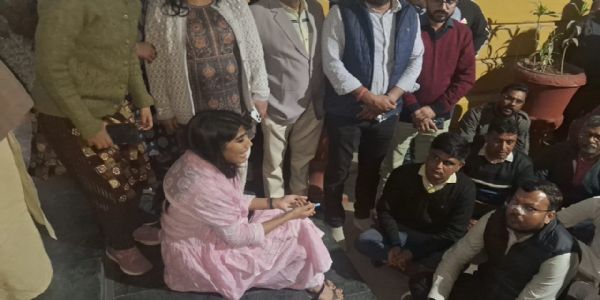 पुलिस की मौजूदगी में वकीलों का पीडब्ल्यूडी के एक्सईएन पर हमला