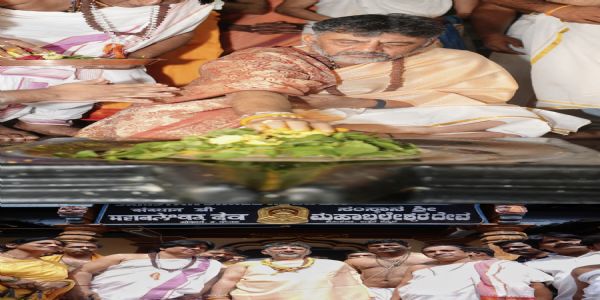 कर्नाटक में सत्ता-साझाकरण की चर्चा के बीच डी.के. शिवकुमार ने जगदीश्वरी मंदिर में की विशेष पूजा