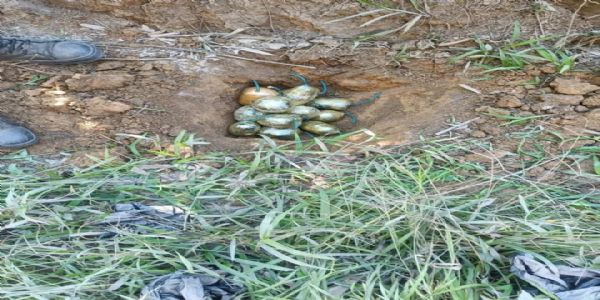 मणिपुर में बरामद 16 परित्यक्त आईईडी की तस्वीर।