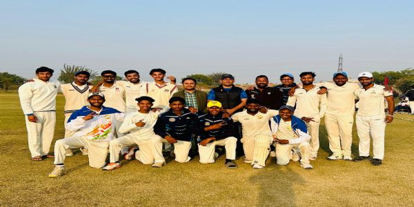 जीएनडी विवि को 10 विकेट से हराने वाली गुरु जंभेश्वर विवि मुरादाबाद की पुरुष क्रिकेट टीम ।