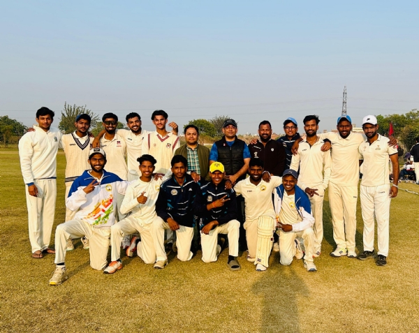 जीएनडी विवि को 10 विकेट से हराने वाली गुरु जंभेश्वर विवि मुरादाबाद की पुरुष क्रिकेट टीम ।