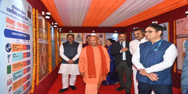 प्रदर्शनी में मुख्यमंत्री और केन्द्रीय मंत्री