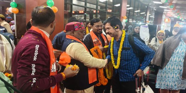 तमिल छात्रों के दल का स्वागत करते भाजपा जिलाध्यक्ष तमिल छात्रों के दल का स्वागत करते भाजपा जिलाध्यक्ष