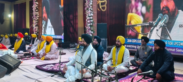 भव्य सबद संकीर्तन समागम में  कीर्तन करते रागी जत्था