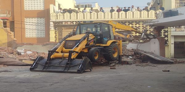 सूफीटोला में भारी पुलिस फोर्स और पीएसी की मौजूदगी में एवान-ए-फरहत बारातघर पर चलती जेसीबी, मौके पर जुटी महिलाओं की चीख-पुकार।