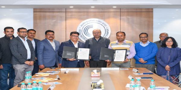 एमओयू के दौरान आईआईटी निदेशक प्रो. मणींद्र अग्रवाल व अन्य