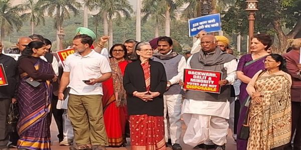 संसद के बाहर प्रदर्शन करते विपक्षी नेता