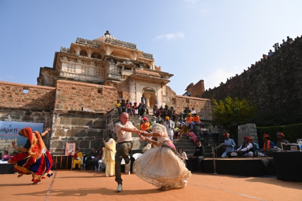 कुंभलगढ़ फेस्टिवल में प्रस्तुति देते कलाकार