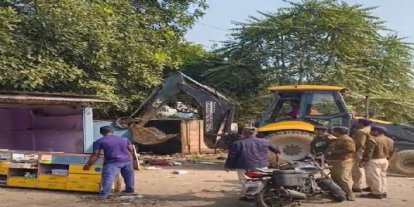 सड़क किनारे अतिक्रमित दुकानों को हटाया गया