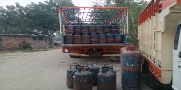 अवैध गैस रिफलिंग के खिलाफ कार्रवाई: जिला रसद कार्यालय के प्रवर्तन दल ने 740 वाणिज्यिक सिलेंडर किए जब्त