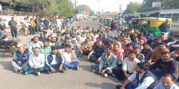 सडक़ हादसे में युवक की मौत : परिजन का शव उठाने से इंकार, एमजीएच मोर्चरी के बाहर रास्ता जाम