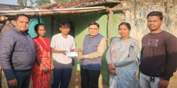 ट्रस्ट ने अंतरराट्रीय फुटबॉल खिलाड़ी दिव्यानी लिंडा को दी आर्थिक मदद