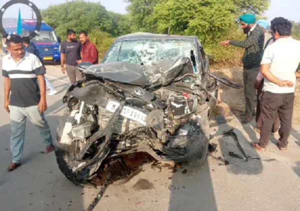 कार बुरी तरह क्षतिग्रस्त हो गई