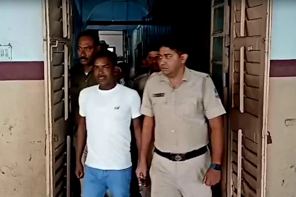 युगल को अदालत ले जाती पुलिस युगल को अदालत ले जाती पुलिस