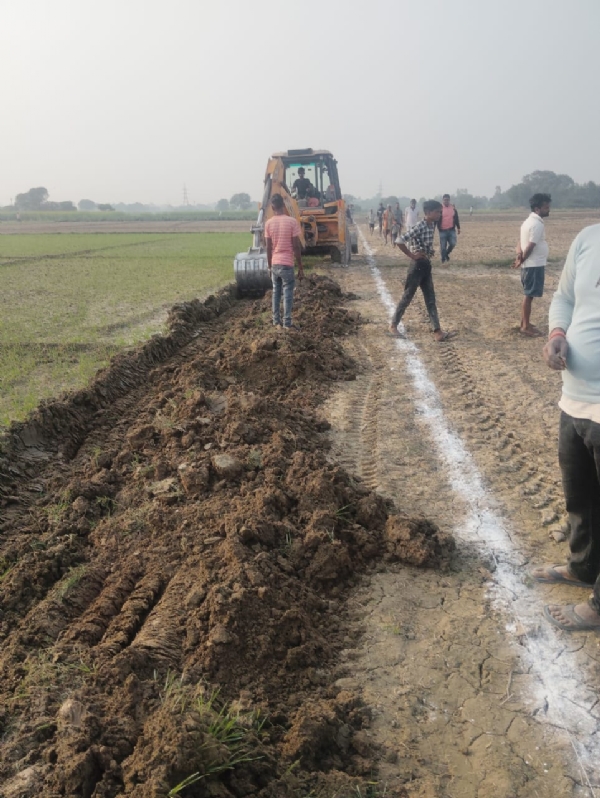 जिला प्रशासन की टीम जेसीबी के माध्यम से कब्जा मुक्त करवाते हुए छायाचित्र