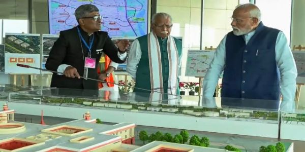 सेंट्रल विस्टा पुनर्विकास परियोजना की जानकारी लेते प्रधानमंत्री नरेन्द्र मोदी (फाइल फोटो)