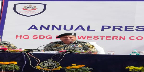 बीएसएफ के एडीजी पत्रकाराें से बातचीत करते हुए