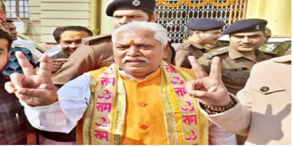 डॉ प्रेम कुमार स्पीकर चुने जाने के बाद विजय चिन्ह दिखाते हुए डॉ प्रेम कुमार स्पीकर चुने जाने के बाद विजय चिन्ह दिखाते हुए