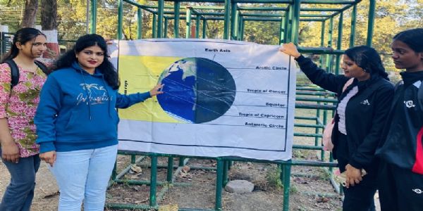 खगोलीय घटना की जानकारी देते हुए विज्ञान प्रसारक