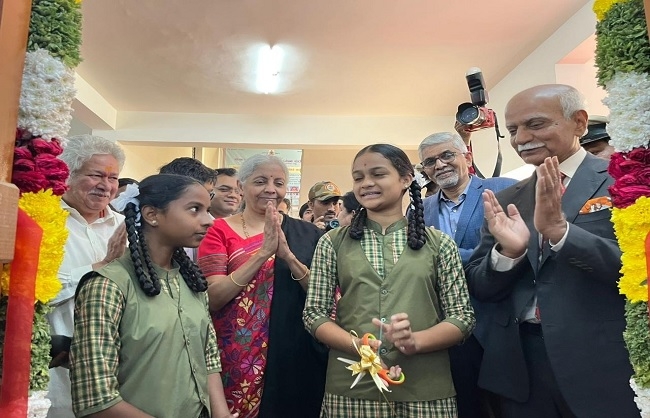 यहां सरकारी स्कूलों में सायंट एआई लैब-‘विजयपथ’ की शुरुआत करते सीतारमण