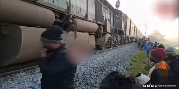 हाथियों से टकराने के बाद राजधानी एक्सप्रेस पटरी से उतरने की तस्वीर।