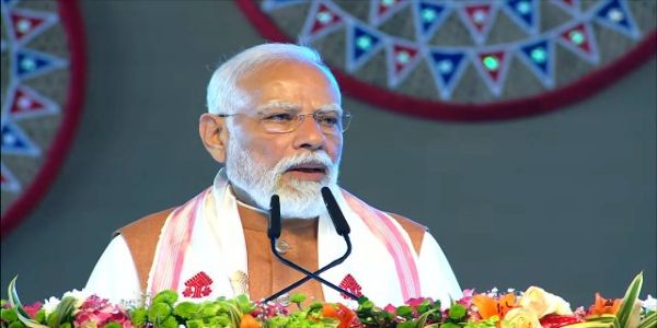 प्रधानमंत्री नरेन्द्र मोदी शनिवार को असम में जनसभा को संबोधित करते हुए