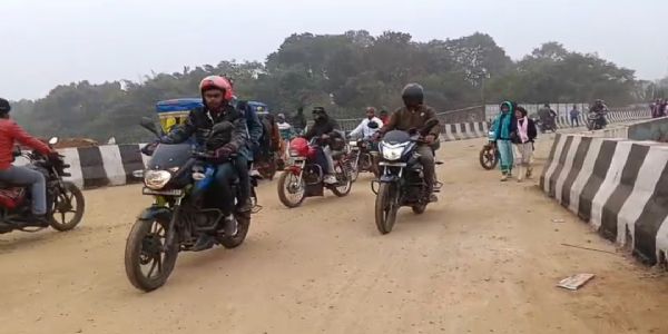बरमसिया पुल 45 दिन बाद खुला, छोटे वाहनों की आवाजाही शुरू