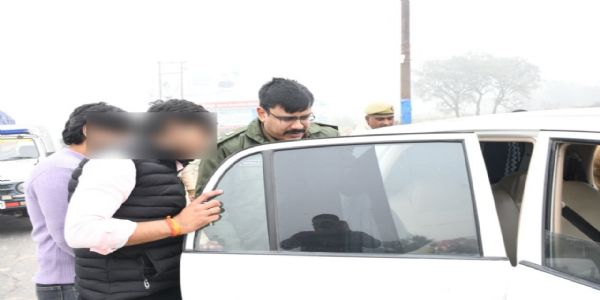 बागपत एसपी ने कार से उतरवाई काली फिल्म,दी चेतावनी