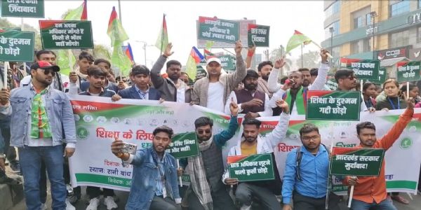 आजसू छात्र संघ ने भिक्षा आंदोलन कर सरकार को दी चेतावनी